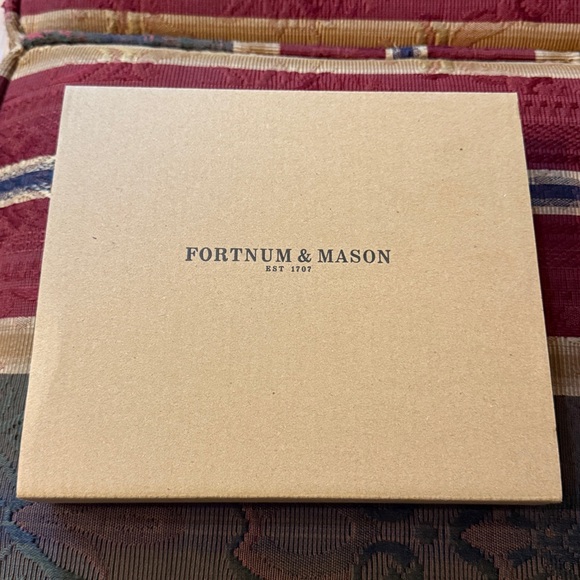 NIB Fortnum & Mason Mini Christmas Holly Crackers - Picture 6 of 7